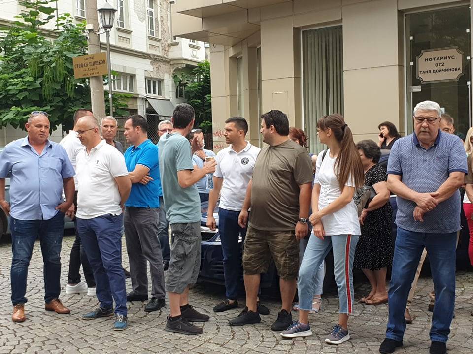 Мълчалив протест на активисти на ГЕРБ пред полицията в Пловдив